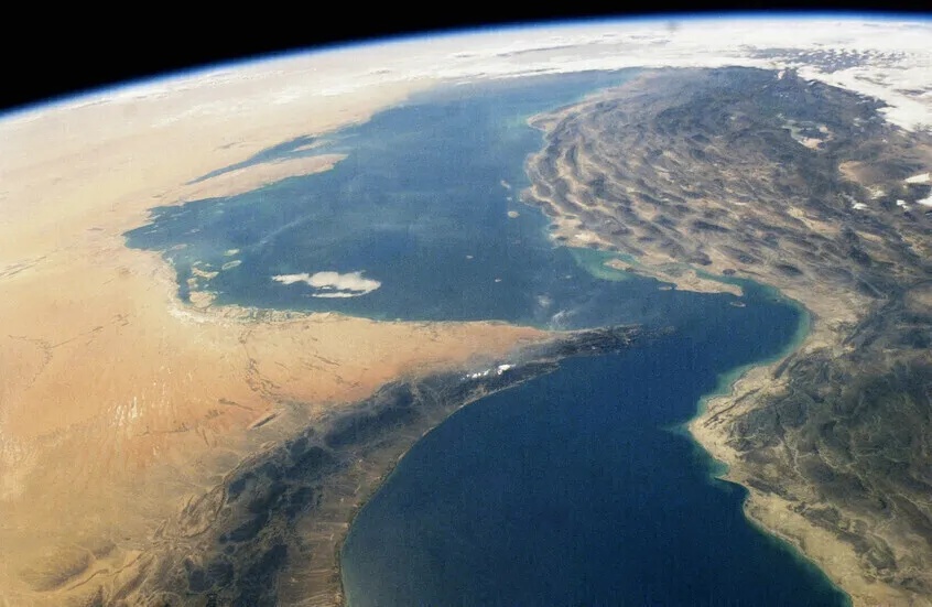 تقارير إعلامية: واشنطن قدمت لطهران عرضاً بتحرير أصول مقابل التخلي عن رسوم مضيق هرمز