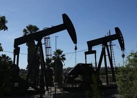 أسعار النفط تسجل أعلى مستوياتها إثر تصاعد التوترات الجيوسياسية في المنطقة