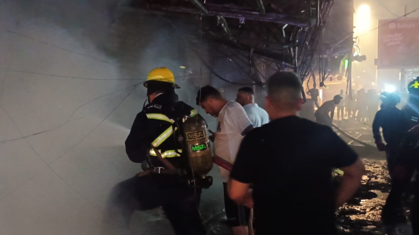 فرق الدفاع المدني تسيطر على حريق في مبنى تجاري بمنطقة المنصور دون تسجيل إصابات
