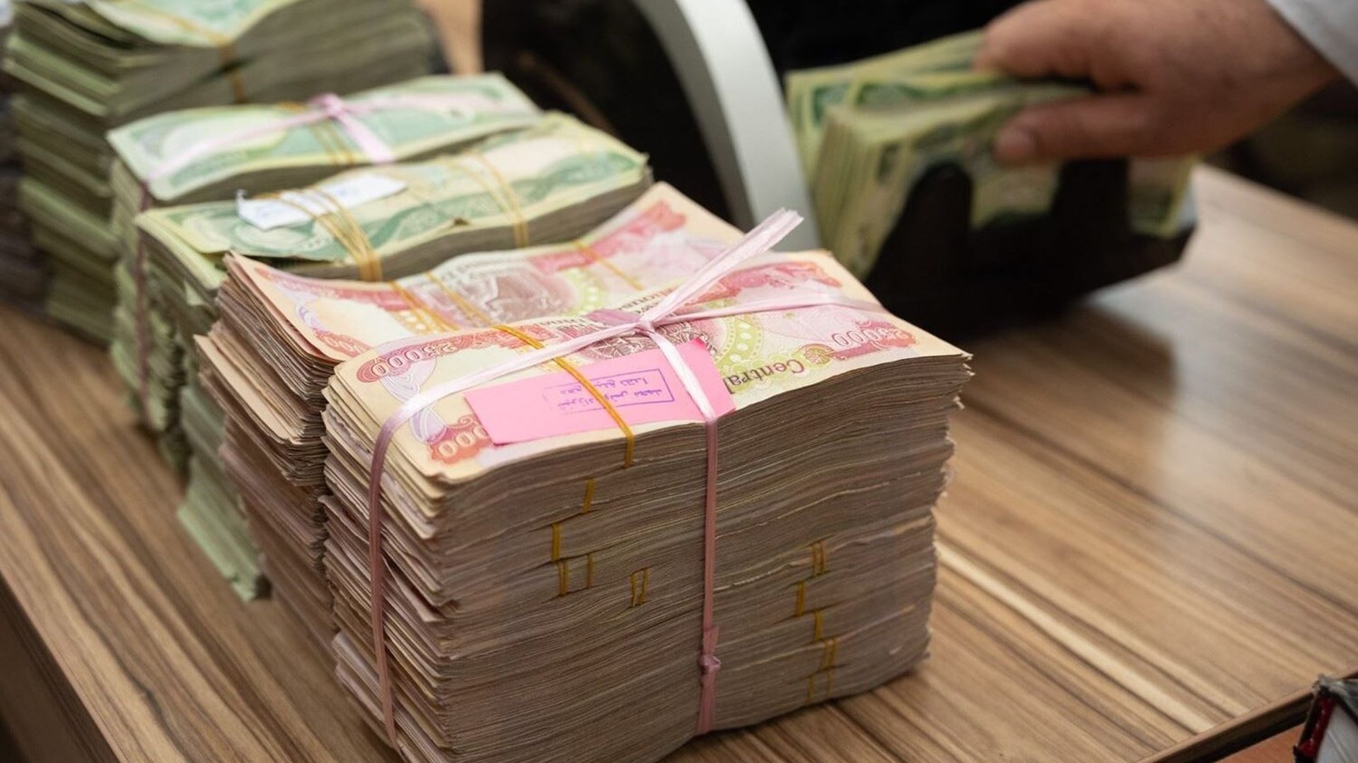 تصاعد الاحتجاجات والوقفات المطالبة بانتظام صرف رواتب الموظفين الحكوميين في العراق