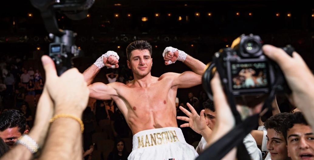 الملاكم العراقي جوناثان منصور يحسم نزاله بالضربة القاضية في بطولة أميركا