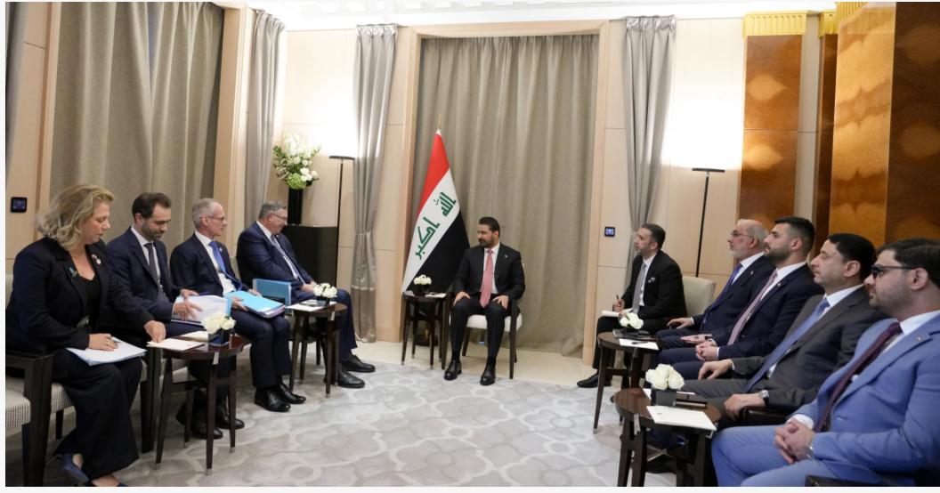 العراق يبحث مع توتال إنيرجيز زيادة إنتاج النفط والغاز وتعزيز الاستثمارات