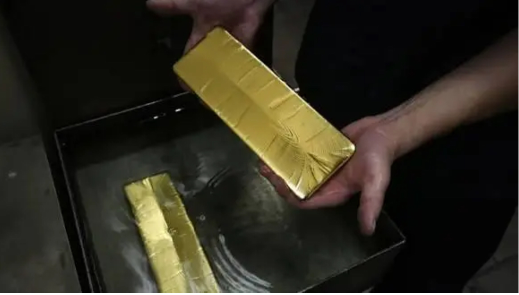 Gold Set to End the Week Lower Near $4,300 an Ounce