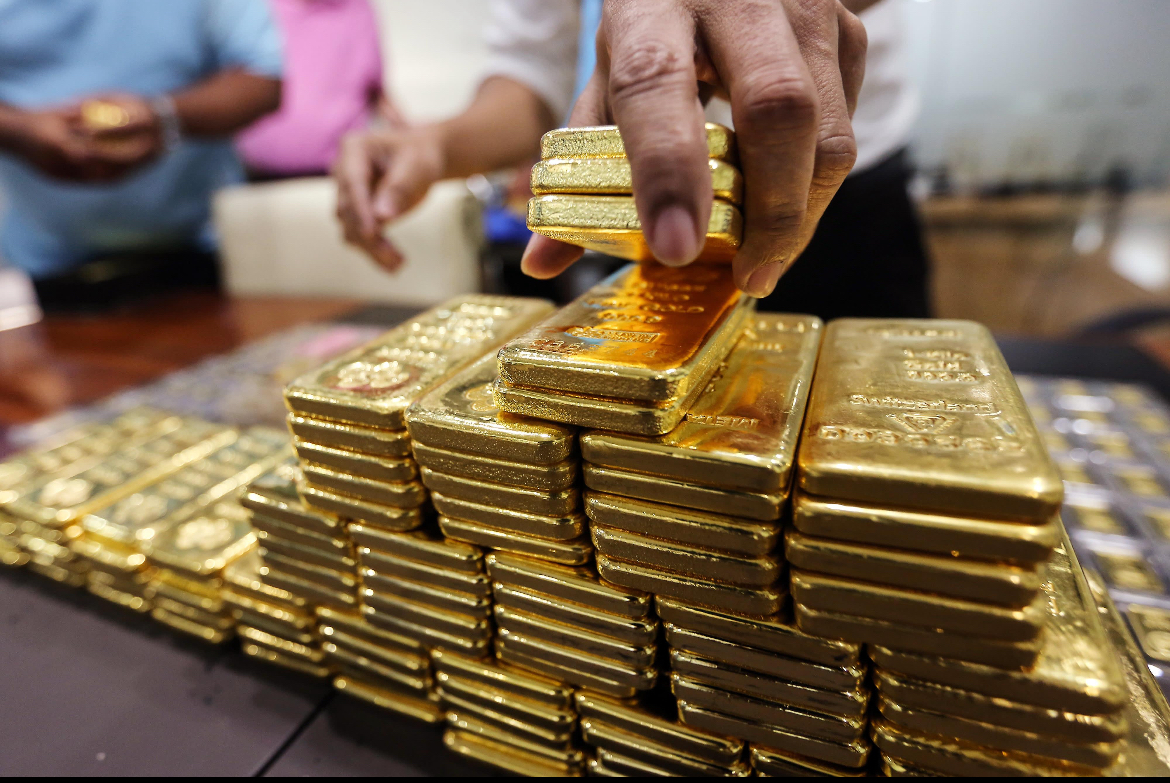 الذهب يستعيد بعض مكاسبه بعد تراجعه إلى أدنى مستوى في أكثر من سبعة أسابيع