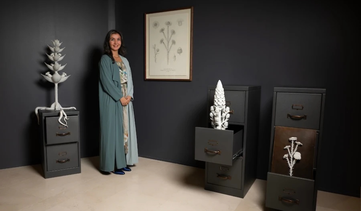 الفنانة الكويتية أصيل اليعقوب تحصد جائزة إثراء للفنون عن «Flora Incognita