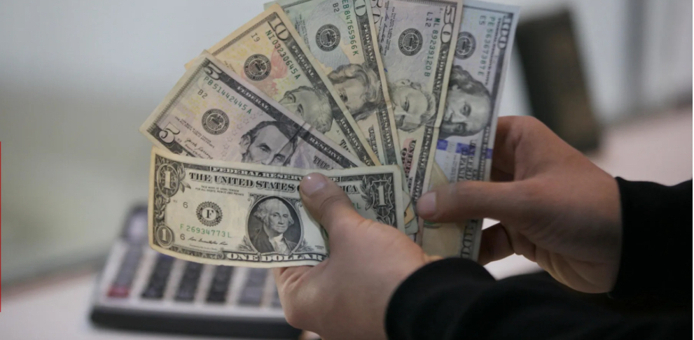 تراجع أسعار صرف الدولار أمام الدينار العراقي في بغداد وأربيل