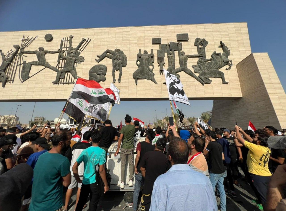 توافد المتظاهرين إلى ساحة التحرير في بغداد لإحياء الذكرى السابعة لاحتجاجات تشرين