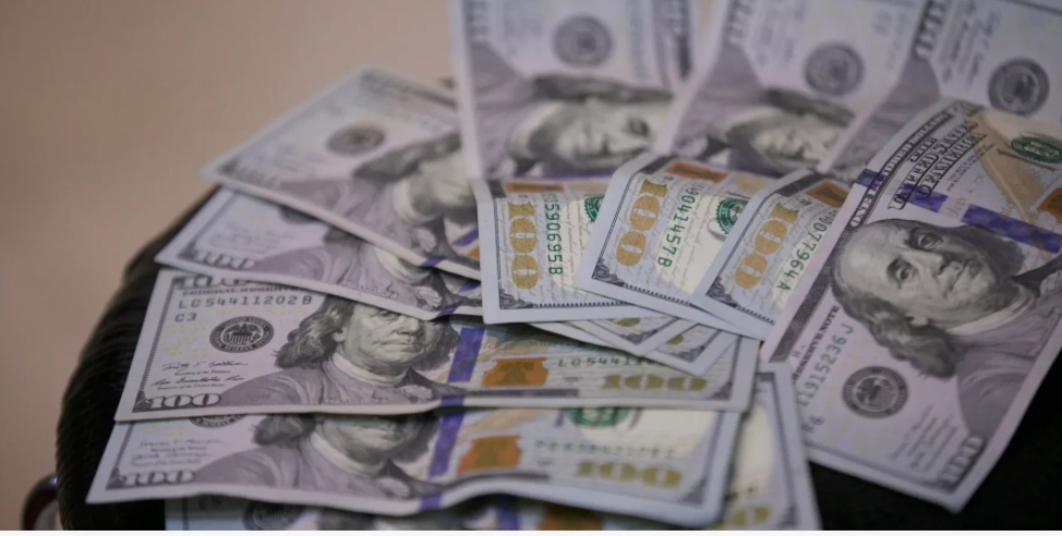 استقرار أسعار الدولار في بغداد وارتفاعها في أربيل مع إغلاق الأسواق